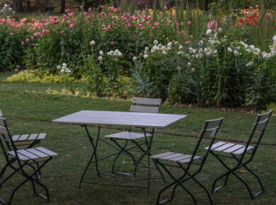 Choisir le style de sa table de jardin : tendances et conseils